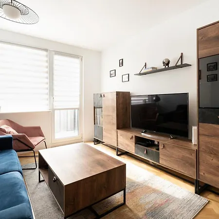 Elegant 3city In With Parking By Renters Apartment
