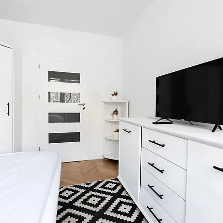 Elegant 3city In With Parking By Renters Apartment *